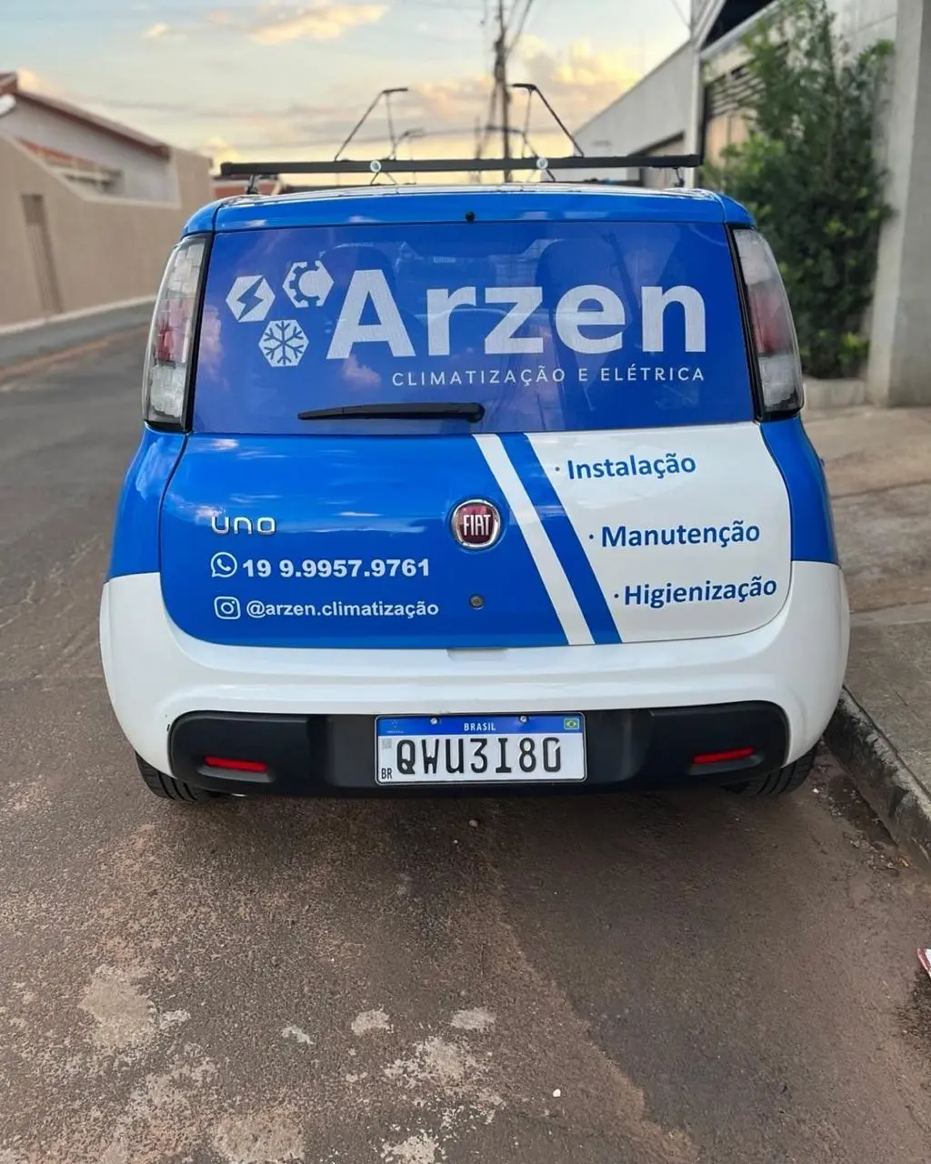 Veículo comercial com envelopamento personalizado produzido pela Art Nove