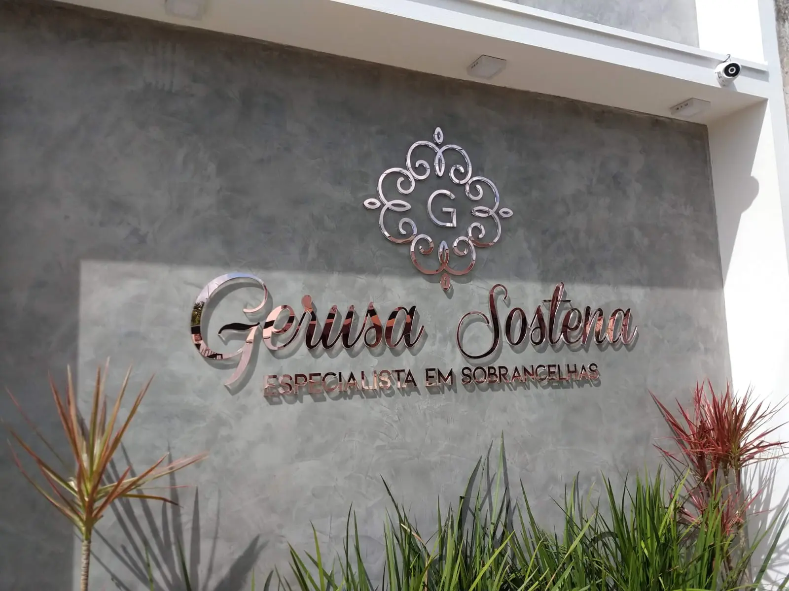 Letras caixa personalizadas instaladas em parede comercial