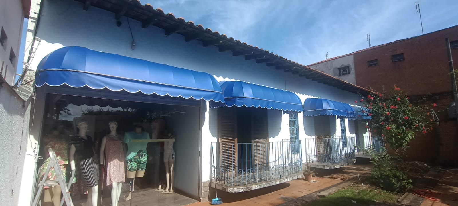 Toldos azuis instalados em empresa e imóvel