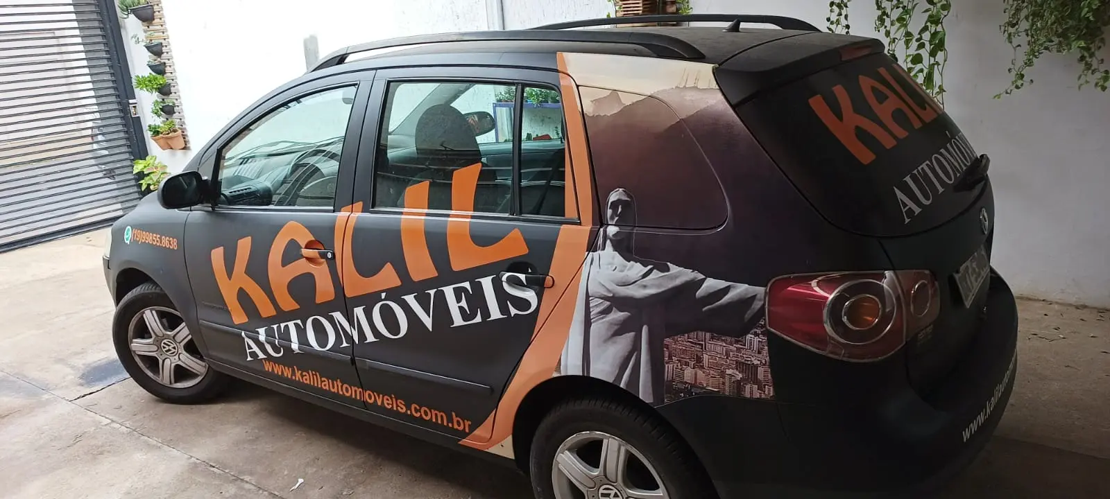 Envelopamento veicular Keiull Automóveis produzido pela Art Nove