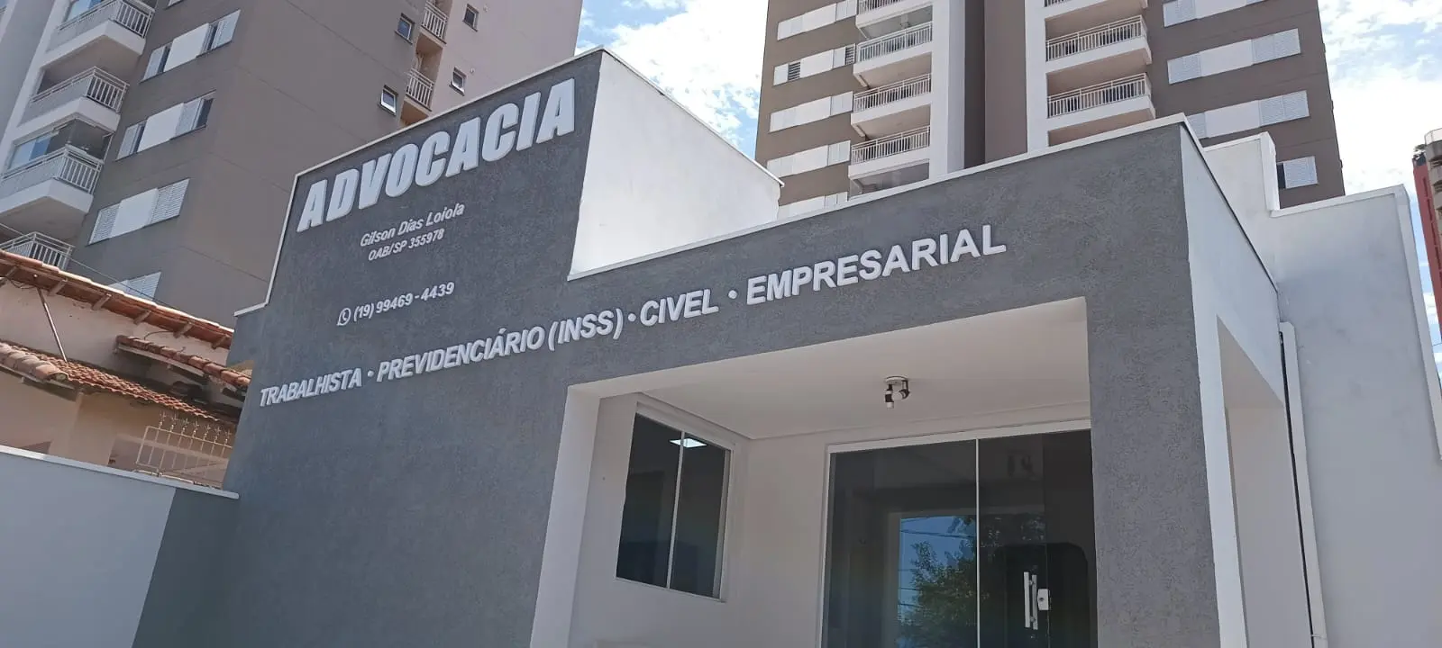 Fachada de escritório de advocacia produzida pela Art Nove
