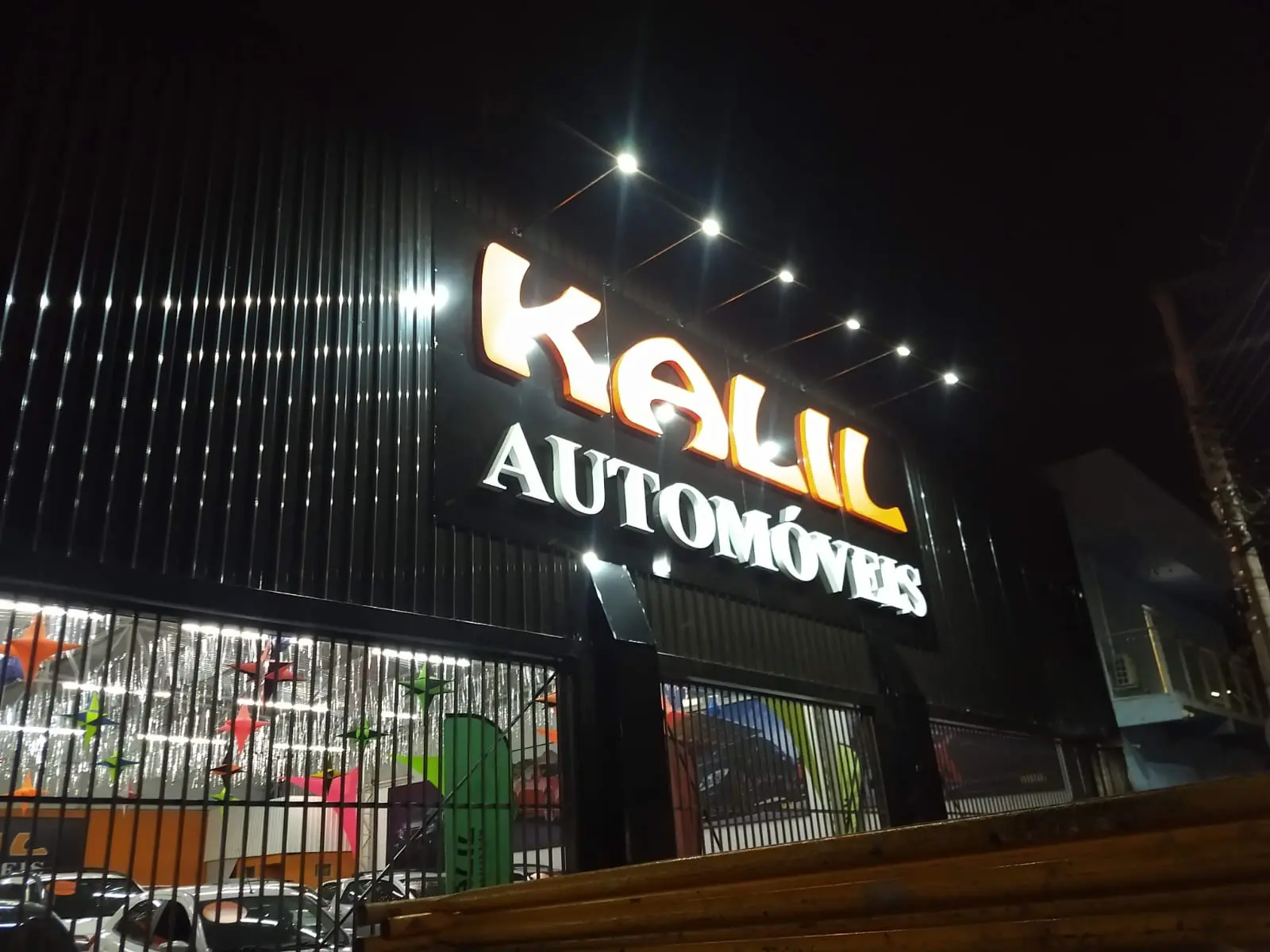Fachada iluminada Keiull Automóveis produzida pela Art Nove