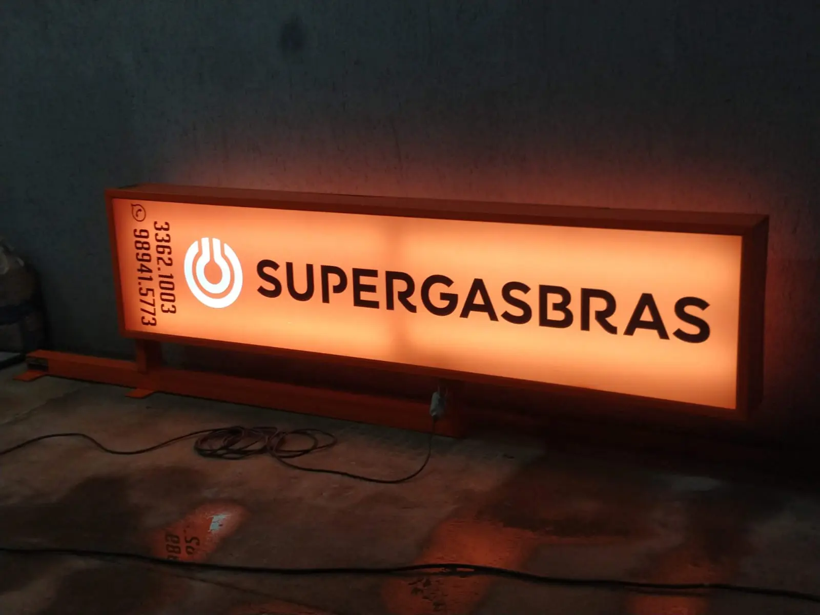 Letreiro iluminado Supergasbras produzido pela Art Nove
