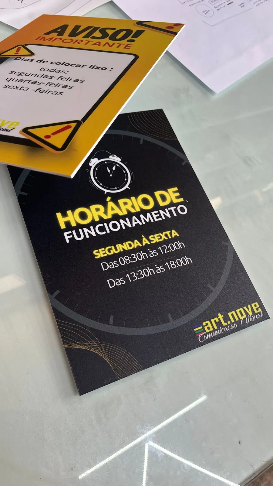Placa personalizada de horário produzida pela Art Nove